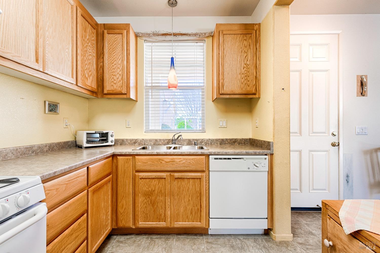 9037 Oak Trail Cir